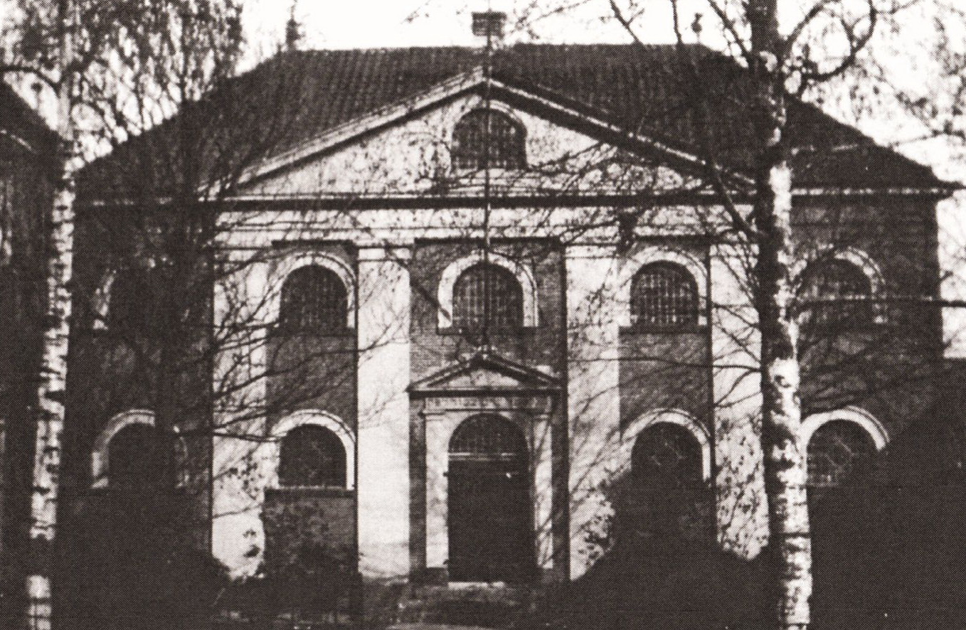 De synagoge in de Bosstraat in Winschoten in de jaren dertig van de vorige eeuw (uit F.E. Banga, 'Winschoten Stad tussen ’t Oldambt en Westerwolde'. Foto L. Polak, repro Friedel Tahl, Groningen 1997).